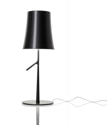 Graphitfarbene Birdie Piccola LED Tischleuchte von Foscarini mit konischem Lampenschirm und filigranem Design.